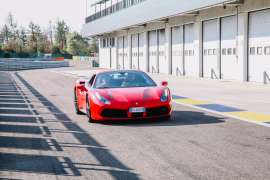 guidare una ferrari a maranello in pista